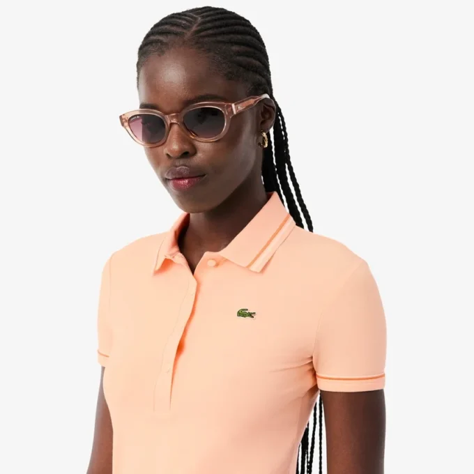 Polo feminino L.12.D de corte justo com detalhes de acabamento