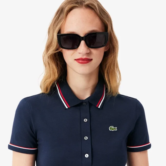 Polo feminino L.12.D de corte justo com detalhes de acabamento