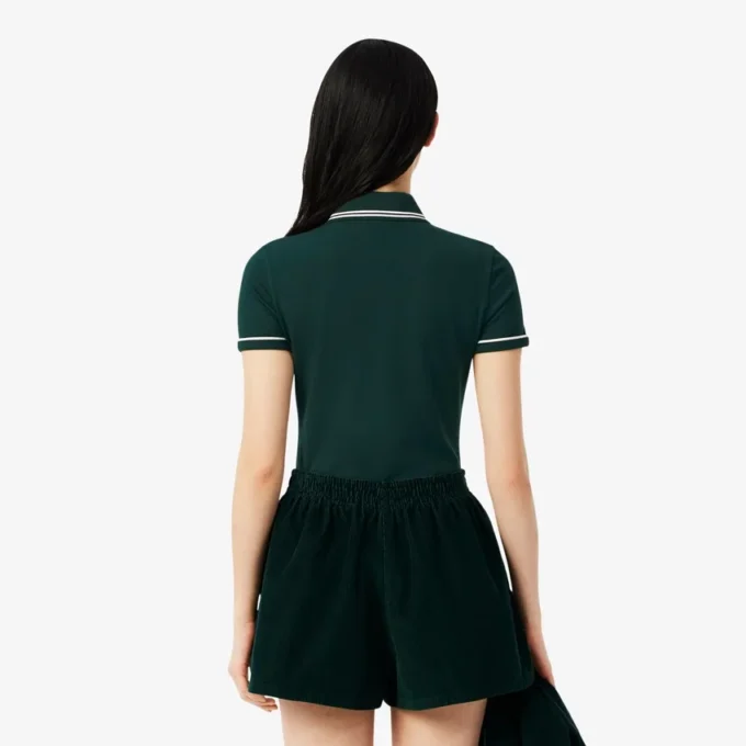 Polo feminino L.12.D de corte justo com detalhes de acabamento