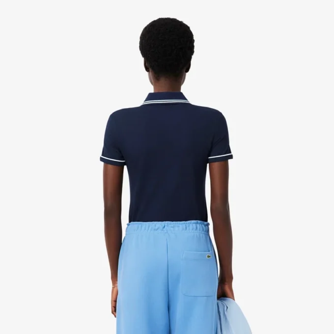 Polo feminino L.12.D de corte justo com detalhes de acabamento