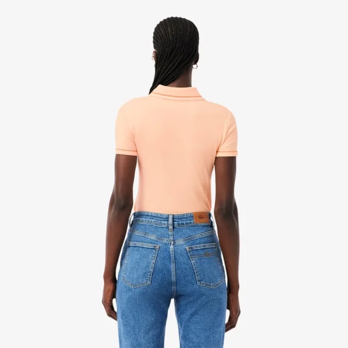 Polo feminino L.12.D de corte justo com detalhes de acabamento