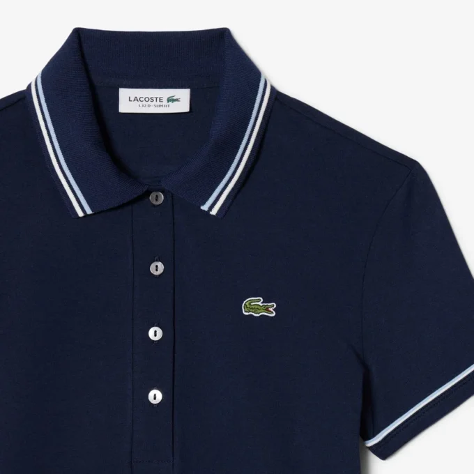 Polo feminino L.12.D de corte justo com detalhes de acabamento