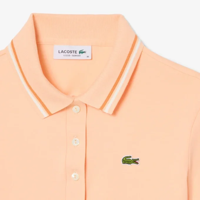 Polo feminino L.12.D de corte justo com detalhes de acabamento