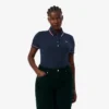 Polo feminino L.12.D de corte justo com detalhes de acabamento