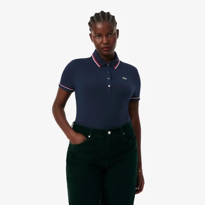Polo feminino L.12.D de corte justo com detalhes de acabamento