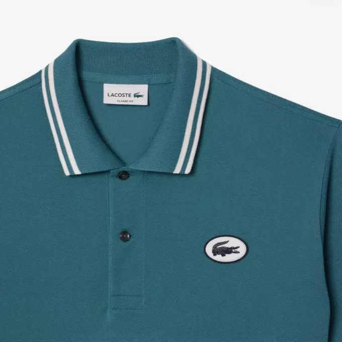Polo L.12.12 com emblema, corte clássico para homem