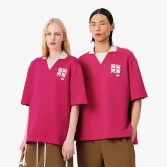 Polo oversized em cetim com detalhe de emblema da passerelle