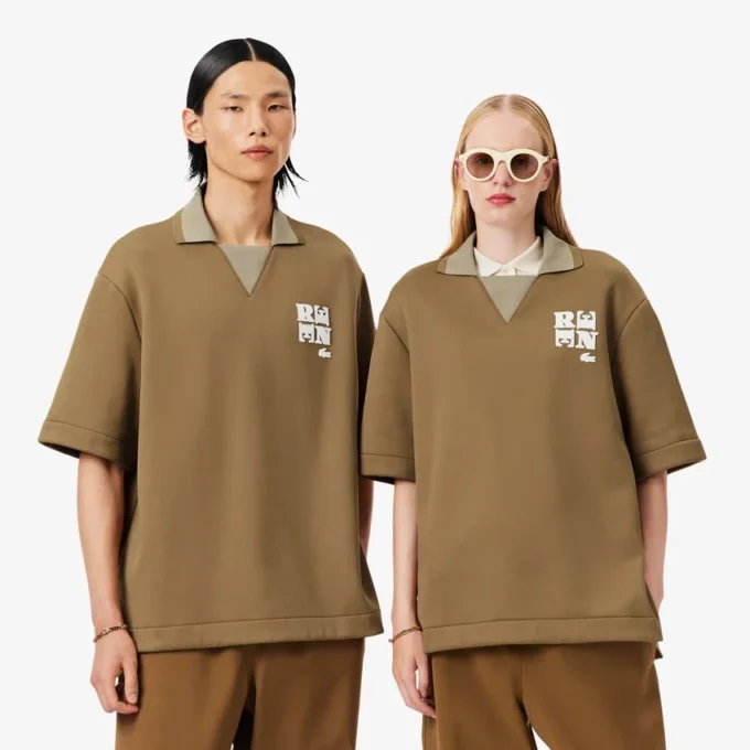 Polo oversized em cetim com detalhe de emblema da passerelle
