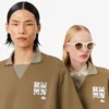 Polo oversized em cetim com detalhe de emblema da passerelle