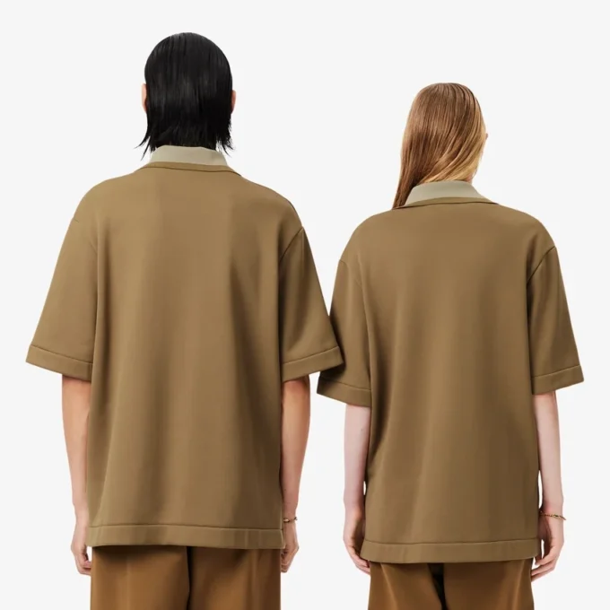 Polo oversized em cetim com detalhe de emblema da passerelle