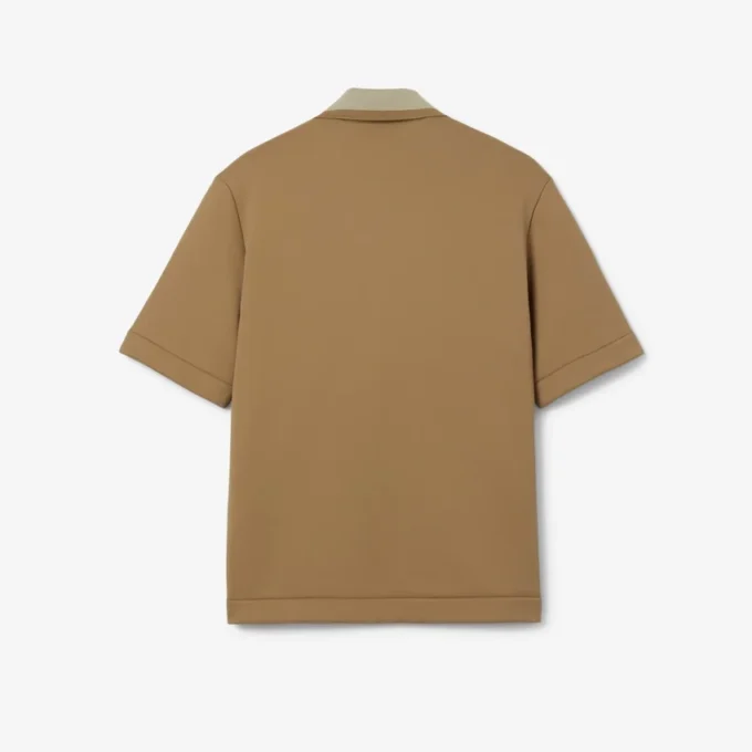Polo oversized em cetim com detalhe de emblema da passerelle