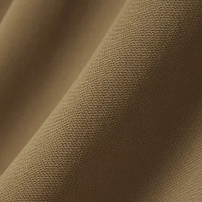 Polo oversized em cetim com detalhe de emblema da passerelle