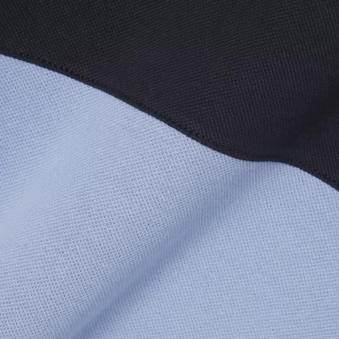 Polo Piqua com blocos de cor e corte regular