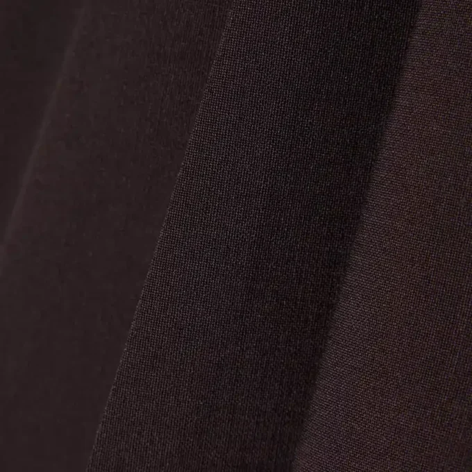 Saia curta plissada com corte envolvente