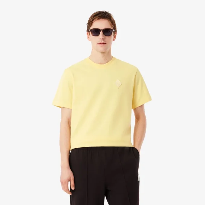 T-shirt de corte clássico com emblema em destaque