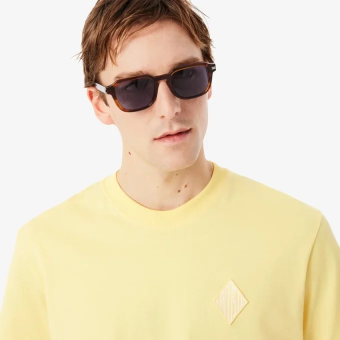 T-shirt de corte clássico com emblema em destaque