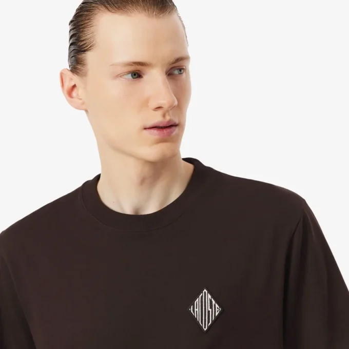 T-shirt de corte clássico com emblema em destaque