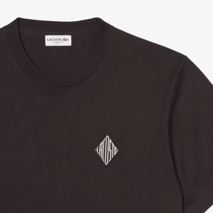 T-shirt de corte clássico com emblema em destaque