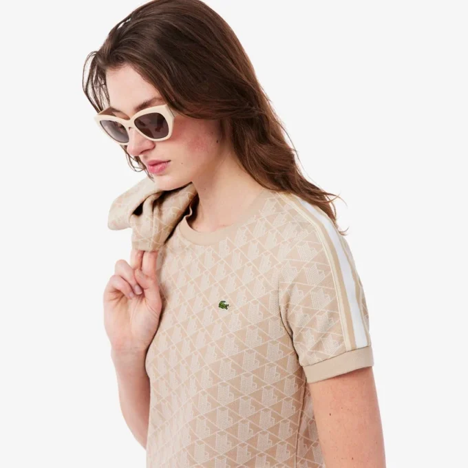 T-shirt feminina slim fit com monograma