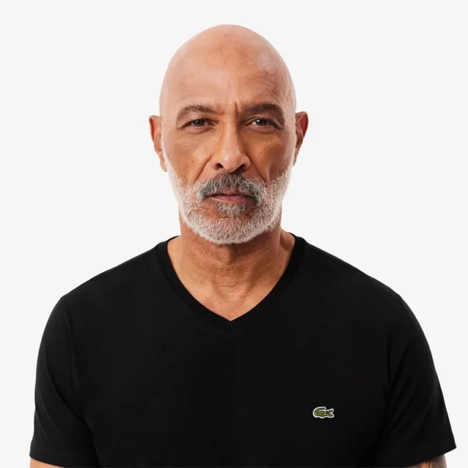 T-shirt masculina leve de algodão Pima com decote em V