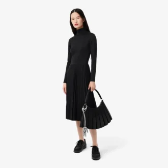 Vestido de gola alta e corte justo para mulher