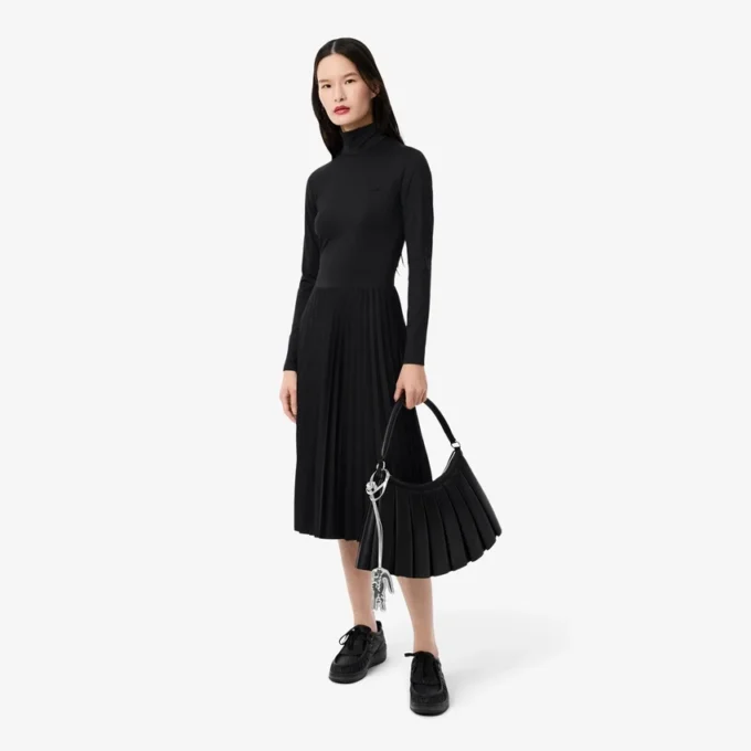 Vestido de gola alta e corte justo para mulher