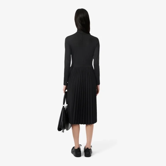 Vestido de gola alta e corte justo para mulher