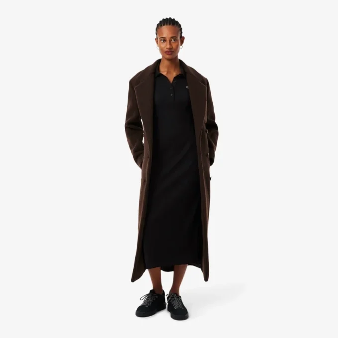Vestido de mulher com gola polo em algodão canelado e corte justo