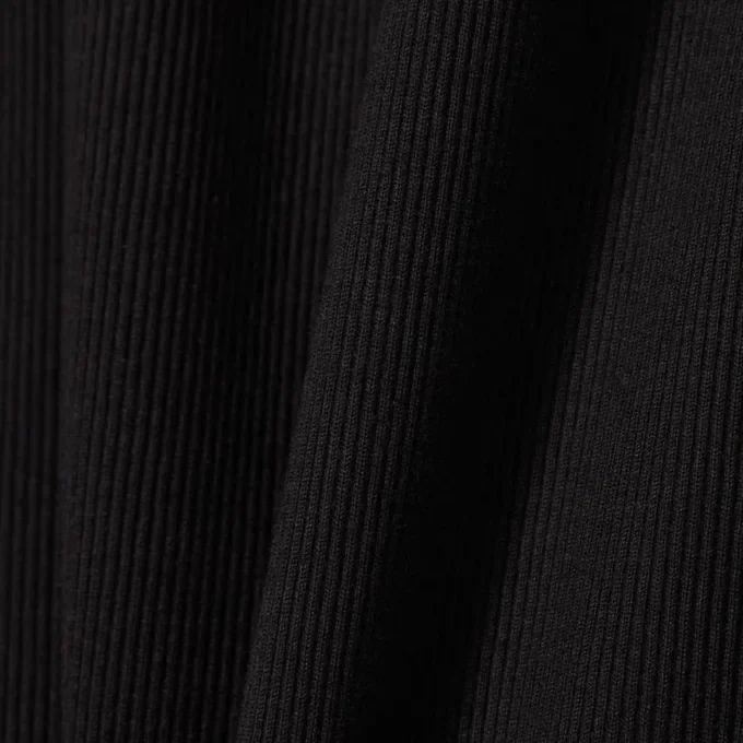Vestido de mulher com gola polo em algodão canelado e corte justo