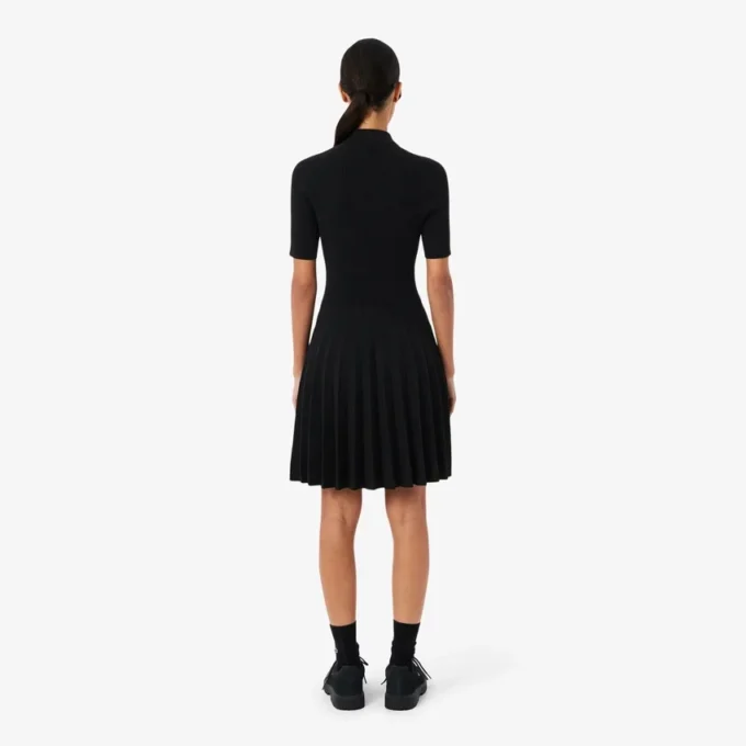 Vestido feminino com gola polo plissada