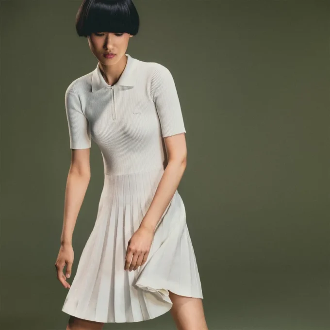 Vestido feminino com gola polo plissada