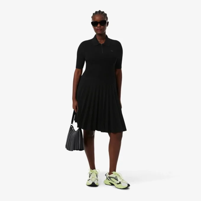 Vestido feminino com gola polo plissada