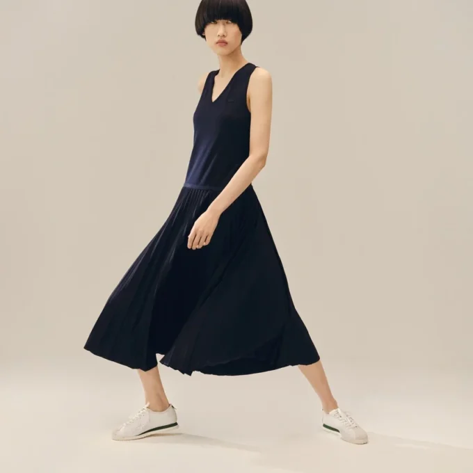 Vestido longo sem mangas com pregas