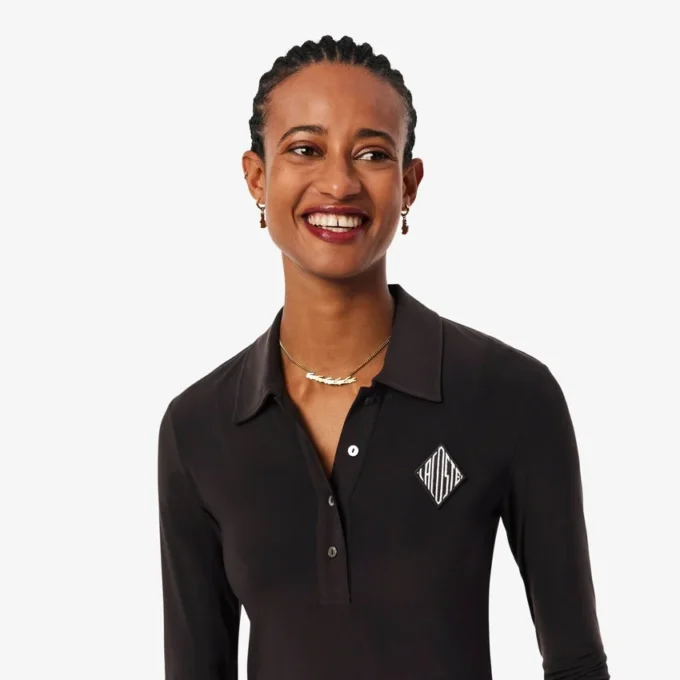 Vestido polo justo com emblema bordado