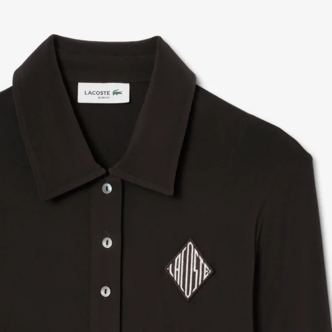 Vestido polo justo com emblema bordado